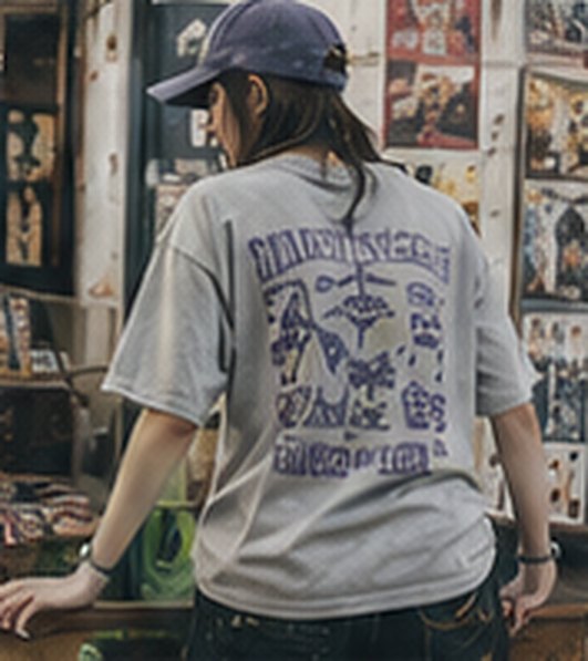 グラフィックTシャツとキャップ